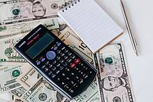 Afbeelding geld en rekenmachine voor verzekerd bedrag autoverzekering