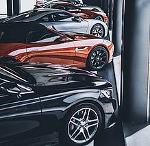 Autoverzekering ter plekke bij de garage regelen Afbeelding showroom garage autoverzekering ter plekke regelen